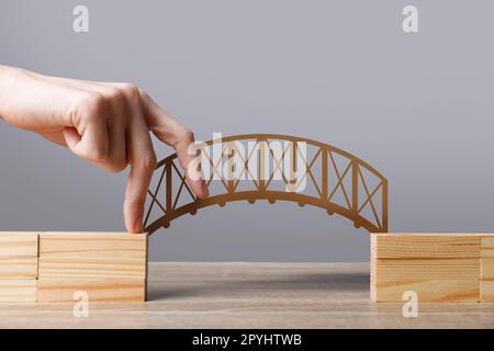 Donna che cammina sul ponte disegnato con le dita, primo piano Foto Stock