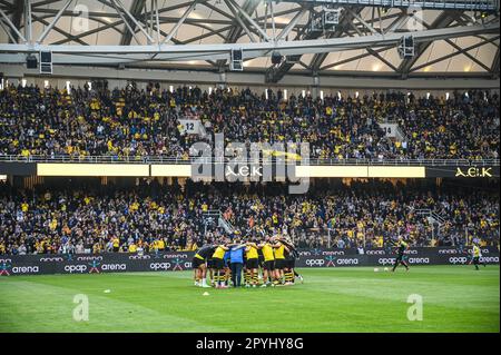 Giocatori dell'AEK FC prima della Super League greca, partita di playoff tra l'AEK FC e l'Olympiacos FC all'OPAP Arena il 3 maggio 2023, ad Atene, in Grecia. Foto Stock