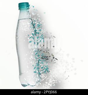 Bottiglia d'acqua che svanisce su sfondo bianco. Decomposizione dell'inquinamento plastico Foto Stock