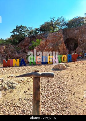 Tequisquiapan, Queretaro, Messico - Febbraio 12 2023 la miniera El Redentor per l'estrazione di pietre opali, una delle forti attrazioni del Messico Foto Stock