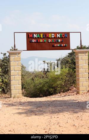 Tequisquiapan, Queretaro, Messico - Febbraio 12 2023 la miniera El Redentor per l'estrazione di pietre opali, una delle forti attrazioni del Messico Foto Stock