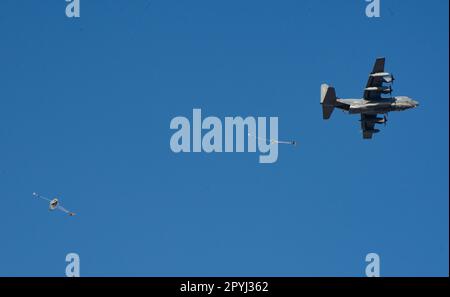 Un MC-130J Air Commando II con il 15th Special Operations Squadron vola sull'autostrada Wyoming 287 durante l'esercizio Agile Chariot, Casper, Wyoming, 30 aprile 2023. I jumper con lo Squadrone tattica Speciale 123rd stabilirono e assicurò l'autostrada come pista utilizzabile per l'MC-130J, due A-10s e un mq-9 Reaper, il primo ad atterrare su un'autostrada. (STATI UNITI Foto dell'aeronautica di Master Sgt. Cody H. Ramirez) Foto Stock