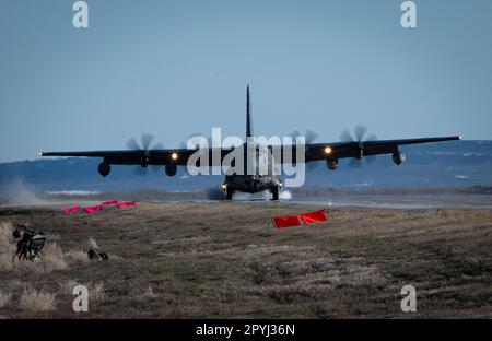 Un MC-130J Commando II con il 15th Special Operations Squadron, 1st Special Operations Wing, atterra sull'autostrada 287 durante l'esercizio Agile Chariot, Casper, Wyoming, 30 aprile 2023. Ci sono milioni di chilometri di strade pubbliche negli Stati Uniti, tra cui strade federali, statali e locali – con Agile Combat Employment, tra cui Forward Arming and Refueling Point (FARP) e Integrated Combat Turnarounds (ICT), può diventare milioni di chilometri di piste pubbliche, quando necessario. (STATI UNITI Foto dell'aeronautica di Master Sgt. Cody H. Ramirez) Foto Stock