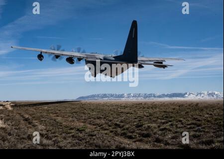 Un MC-130J Commando II decolora dall'autostrada 287 durante l'esercizio Agile Chariot, 30 aprile 2023, perfezionando le capacità legate all'impiego Agile Combat. Invece di affidarsi a basi e infrastrutture fisse di grandi dimensioni, ACE utilizza sedi e team più piccoli e dislocati per spostare e supportare rapidamente aerei, piloti e altro personale ovunque sia necessario. Ci sono milioni di chilometri di strade pubbliche negli Stati Uniti, tra cui strade federali, statali e locali – con Agile Combat Employment, tra cui Forward Arming and Refueling Point (FARP) e Integrated Combat Turnarounds (ICT), può b Foto Stock