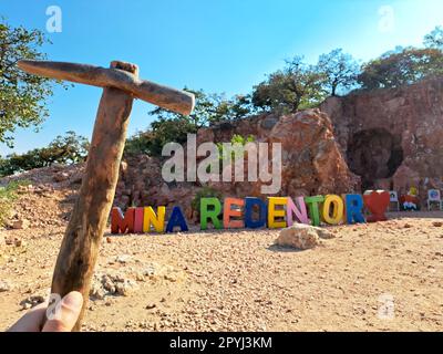 Tequisquiapan, Queretaro, Messico - Febbraio 12 2023 la miniera El Redentor per l'estrazione di pietre opali, una delle forti attrazioni del Messico Foto Stock