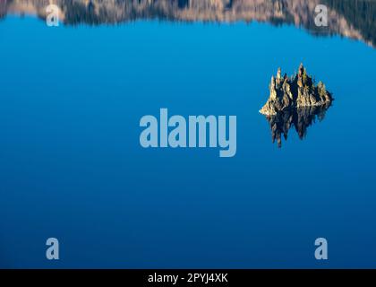 Riflessione fantasma in superficie Crater Lake in estate Foto Stock