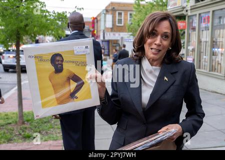 Washington, Stato di Vereinigte. 03rd maggio, 2023. Il Vice Presidente degli Stati Uniti Kamala Harris mostra i record che ha acquistato presso il negozio Home Rule Record di Washington, DC mercoledì 3 maggio 2023. Credito: Ken Cedeno/Pool tramite CNP/dpa/Alamy Live News Foto Stock