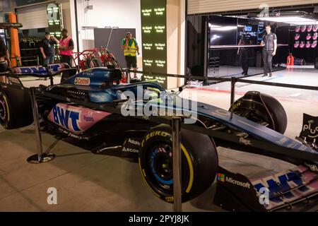 Miami, Florida, Stati Uniti. 3rd maggio, 2023. La vettura Alpine di Esteban OCON parcheggiata fuori dal garage per Alpine, in quanto il team ospita un evento in vista delle giornate operative del Gran Premio di Miami. I team si preparano a gareggiare nella seconda corsa del calendario americano F1, Con un record di tre Gran Premi che quest'anno si terranno in America a Miami, Austin e Las Vegas, a causa della crescente popolarità dello sport grazie a Netflix's Drive to Survive Docuseries. Aston Martin, Ferrari ed altri hanno in programma di sfidare la dominanza di Max Verstappen o di Red Bull Oracle Racing Foto Stock