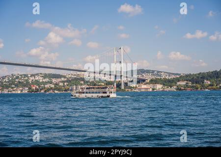 Ponte sul Bosforo in un giorno di sole estivo, vista dal mare, Istanbul Turchia Foto Stock