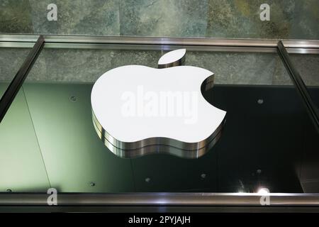 Amburgo, Germania. 02nd maggio, 2023. Il logo della società tecnologica statunitense Apple è visto di notte all'Apple Store Jungfernstieg nel centro della città. Apple annuncia i dati per il 2nd° trimestre del 04.05.2023. Credit: Christian Charisius/dpa/Alamy Live News Foto Stock