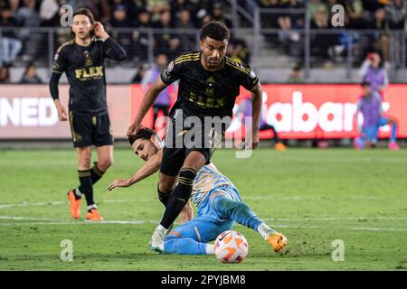 Timothy Tillman, centrocampista del LAFC (11), supera il centrocampista della Philadelphia Union Quinn Sullivan (33) durante una partita semifinale della CONCACACAF Champions League, Foto Stock