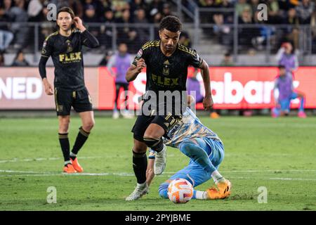 Timothy Tillman, centrocampista del LAFC (11), supera il centrocampista della Philadelphia Union Quinn Sullivan (33) durante una partita semifinale della CONCACACAF Champions League, Foto Stock