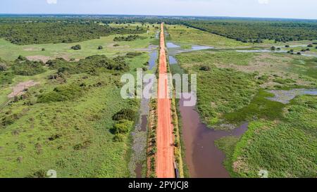 Veduta aerea della strada sterrata di Transpantaneira che attraversa direttamente il tipico paesaggio delle paludi di Pantanal Nord, Mato Grosso, Brasile Foto Stock