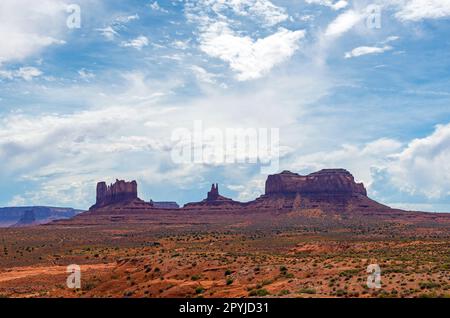 Buttes nella Monument Valley Navajo Tribal Park, Arizona e Utah, USA. Foto Stock