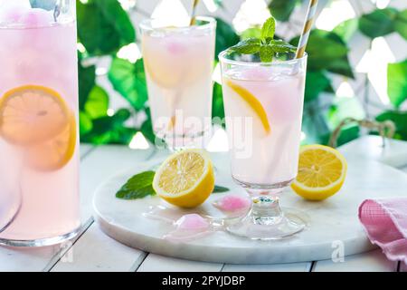 Bicchieri rinfrescanti di limonata, pronti per bere. Foto Stock