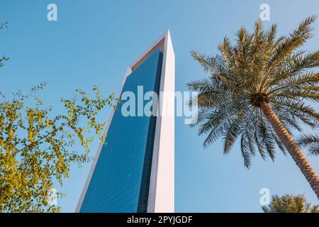 15 gennaio 2023, Abu Dhabi, Emirati Arabi Uniti: Abu Dhabi National Oil Company o ADNOC della sede centrale degli Emirati Arabi Uniti in alto grattacielo Foto Stock