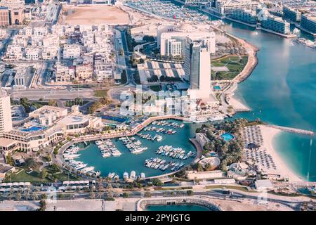 Una splendida foto aerea del porticciolo, con le sue acque blu scintillanti e gli eleganti yacht di lusso allineati in file ordinate sullo sfondo della città di sk Foto Stock
