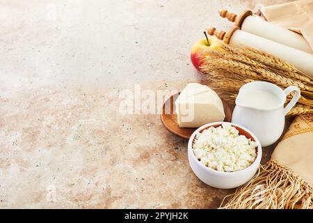 Prodotto caseario Kosher per la celebrazione della festa ebraica Shavuot. Sfondo Shavuot. Foto Stock