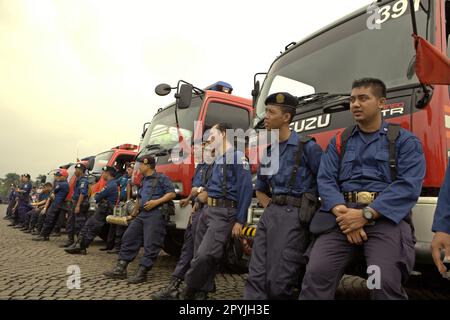 I membri della squadra di combattimento di Giacarta in attesa di esibirsi durante una preparazione agli eventi cerimoniali e espositivi per celebrare la giornata di vigili del fuoco e di salvataggio dell'Indonesia, commemorata ogni anno il 1 marzo, presso il Monumento Nazionale nel centro di Giacarta, Jakarta, Indonesia. Foto Stock