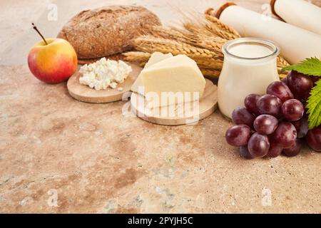 Prodotto caseario Kosher per la celebrazione della festa ebraica Shavuot. Sfondo Shavuot. Foto Stock