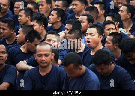 I membri della squadra di combattimento di Giacarta partecipano a una preparazione per gli eventi cerimoniali e espositivi per celebrare la giornata di salvataggio e di vigili del fuoco dell'Indonesia, commemorata ogni anno il 1 marzo, presso il Monumento Nazionale nel centro di Giacarta, Jakarta, Indonesia. Foto Stock