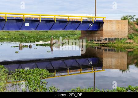 Nuovo ponte in acciaio della Transpantaneira che attraversa un fiume nelle paludi di Pantanal Nord, Mato Grosso, Brasile Foto Stock