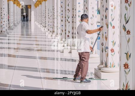 15 gennaio 2023, Abu Dhabi, Emirati Arabi Uniti: Il janitor maschile pulisce i pavimenti della Moschea Sheikh Zayed di Abu Dhabi. professioni migranti a bassa retribuzione Foto Stock