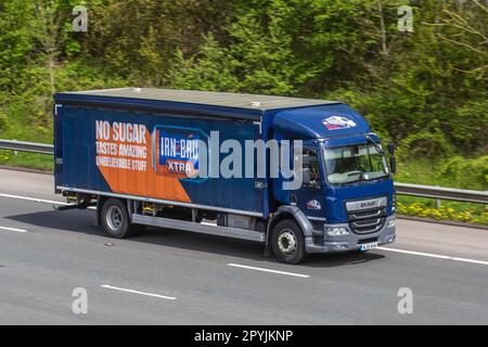 A G BARR PLC IRN-Bru XTRA. DAF LF; veicolo per consegne in Scozia che viaggia sull'autostrada M61 nel Regno Unito Foto Stock