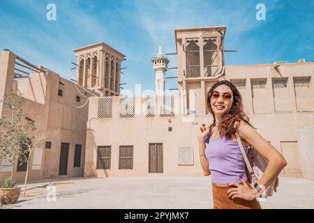 Ragazza turistica nel quartiere storico di al Fahidi e nel quartiere di Bur Dubai. Viaggi e attrazioni storiche degli Emirati Arabi Uniti Foto Stock