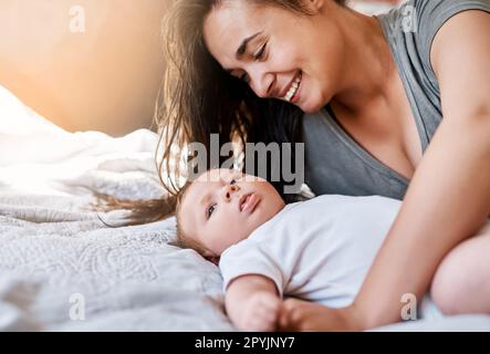 Mommys piccolo miracolo. una giovane donna che si lega al suo bambino a casa. Foto Stock