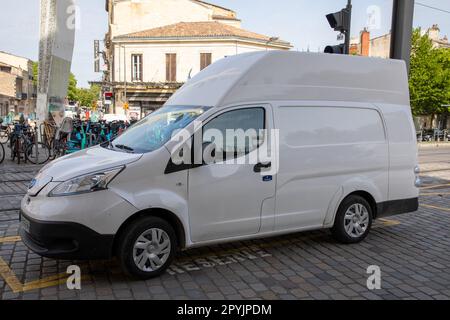 Bordeaux , Aquitaine France - 05 01 2023 : Nissan e-NV200 consegna furgone elettrico bianco pannello alto veicolo ev parcheggiato in strada Foto Stock