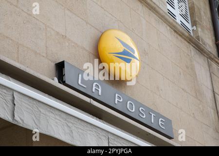 lyon , Aura France - 05 01 2023 : la poste testo del logo e marchio della posta francese sulla parete facciata negozio ufficio Foto Stock