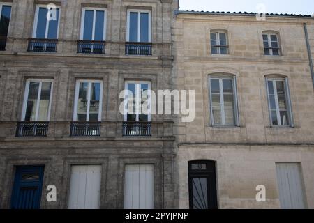 Prima e dopo la pulizia lavare facciata ristrutturazione al di fuori della strada della Casa pulito trascurato facciate edificio Foto Stock