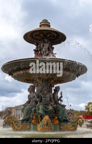 Fontana marittima a Place de la Concorde. La fontana è stata completata nel 1840. Foto Stock