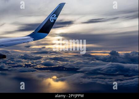 Wellington, Nuova Zelanda - 20 aprile 2023: Un aereo Air New Zealand Ala nel cielo al tramonto che vola tra Wellington e Christchurch su un natio Foto Stock