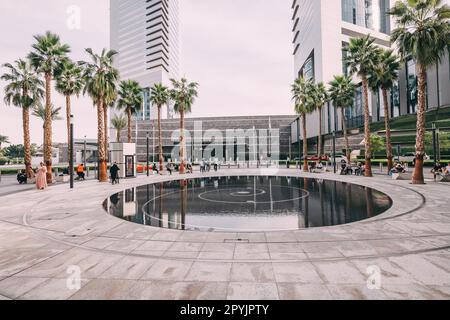 17 gennaio 2023, Dubai, Emirati Arabi Uniti: Grattacieli di Jumeirah Emirates Towers e laghetto con fontana vicino al Future Museum Foto Stock