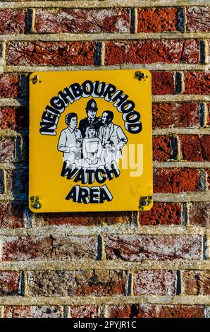 Neighbourhood Watch segno su un muro di mattoni a Emsworth Hampshire Foto Stock