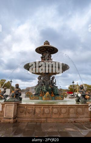 Fontana marittima a Place de la Concorde. La fontana è stata completata nel 1840. Foto Stock