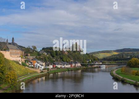 Vista sulla città tedesca di Saarburg con il fiume chiamato Saar Foto Stock