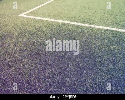 La marcatura del campo di calcio sull'erba verde. Righe bianche larghe non più di 12 cm. Area del campo da football. Linee secondarie, linee degli obiettivi. Riflesso solare. Colore e gradiente luminoso Foto Stock