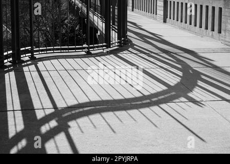 Ombra ringhiera sul ponte. La ringhiera del ponte proietta un'ombra. Ponte astratto ringhiera ombra. Scena urbana, foto di strada, nessuno Foto Stock