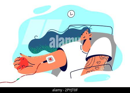 Donna donatrice si trova sul letto in clinica con catetere collegato al braccio donante sangue o plasma. La ragazza volontaria dona sangue per coloro che hanno bisogno, decidendo di Foto Stock