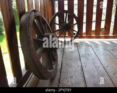 Due ruote per carrello in legno di diverse dimensioni. Ruote decorative per decorare prati, esterni e interni rustici. Stile retrò o vintage. La vita in campagna. Un'antica cosa usata nei trasporti. Foto Stock