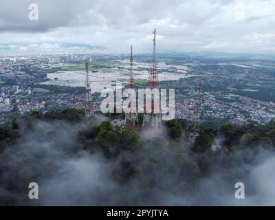 Vista aerea torre di telecomunicazione in cima alla collina Foto Stock