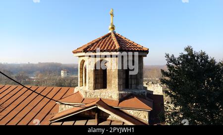 Belgrado, Serbia, 24 gennaio 2020. Cupola della chiesa con una croce. Chiesa di San Petka a Kalemegdan fortezza - Belgrado Serbia Foto Stock