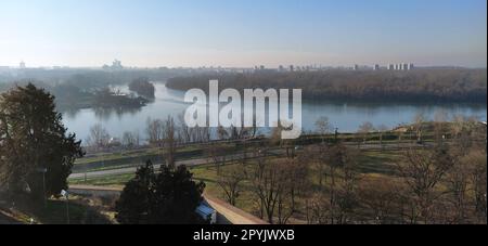 Belgrado, Serbia. Vista da Kalemegdan al fiume Danubio e all'isola di Ratny. La confluenza dei fiumi Sava e Danubio. Autunno-inverno. Orizzontale - banner. Foto Stock