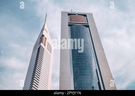 17 gennaio 2023, Dubai, Emirati Arabi Uniti: Grattacieli di Jumeirah Emirates Towers e laghetto con fontana vicino al Future Museum Foto Stock