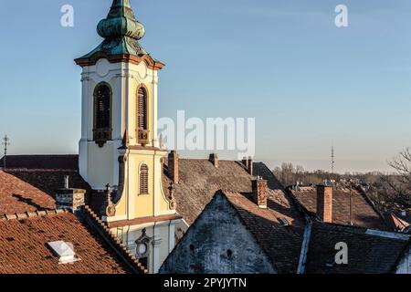 Vista della chiesa di Blagovestenska tra vecchi tetti in tegole. Szentendre, Ungheria Foto Stock