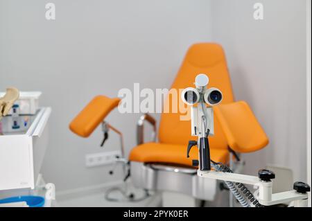 Sedia ginecologica e attrezzature per esami in un moderno ufficio di clinica prenatale Foto Stock