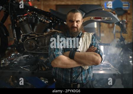 Ritratto dell'uomo biker maturo sopra il suo cavallo di metallo moto Foto Stock